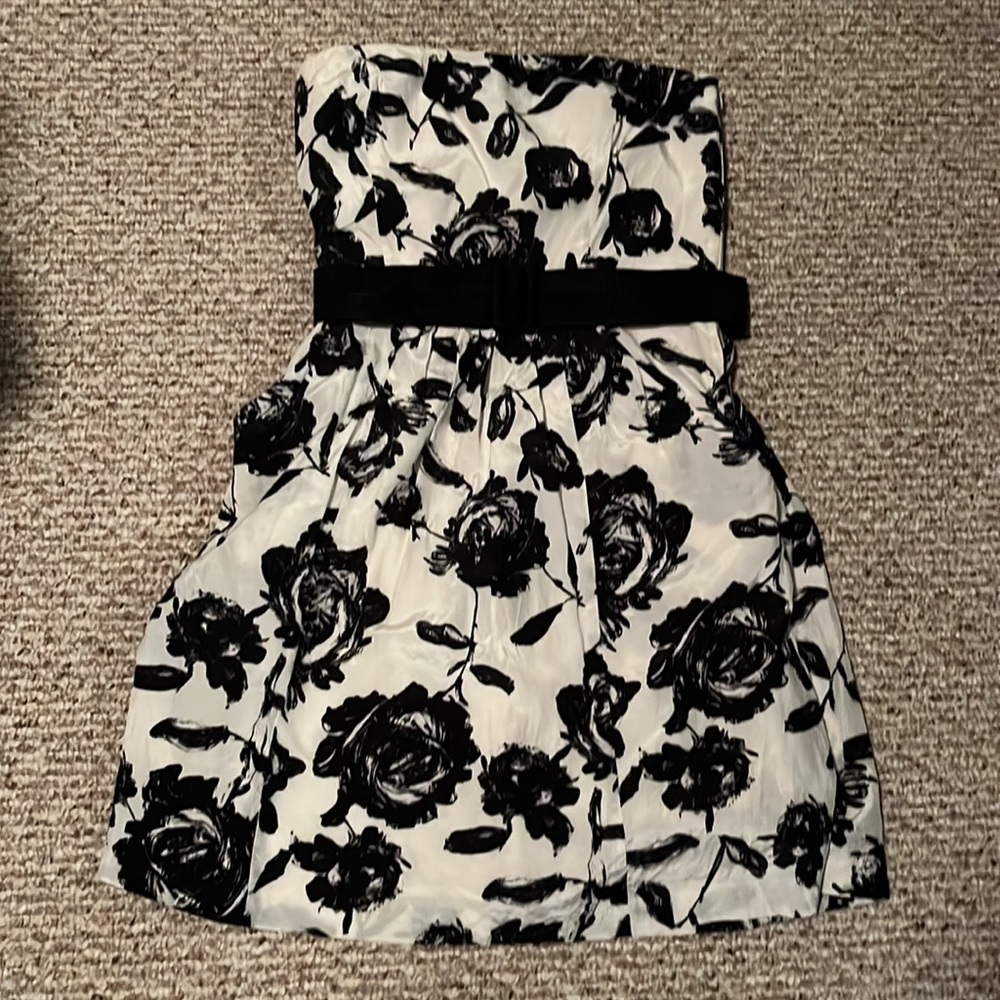 Strapless dress with pockets